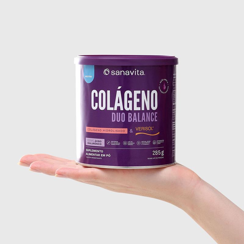 Pote de Colágeno Duo Balance com Verisol, 330g, sendo segurado por uma mão.
