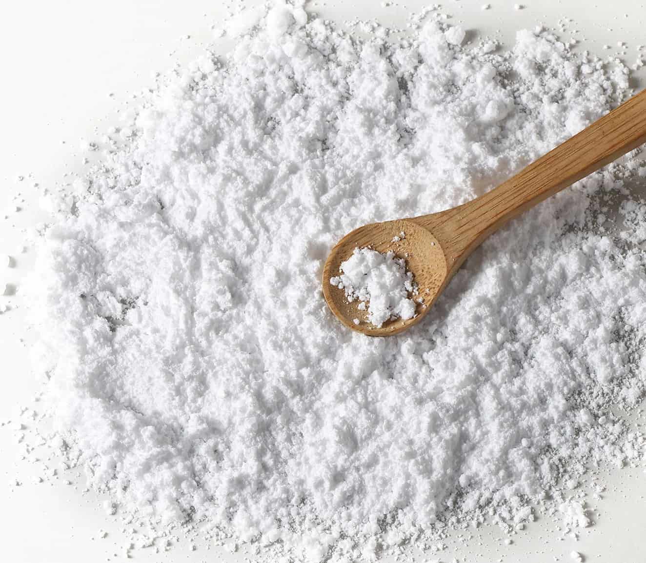 Creatina da sanavita com uma mini colher de pau.